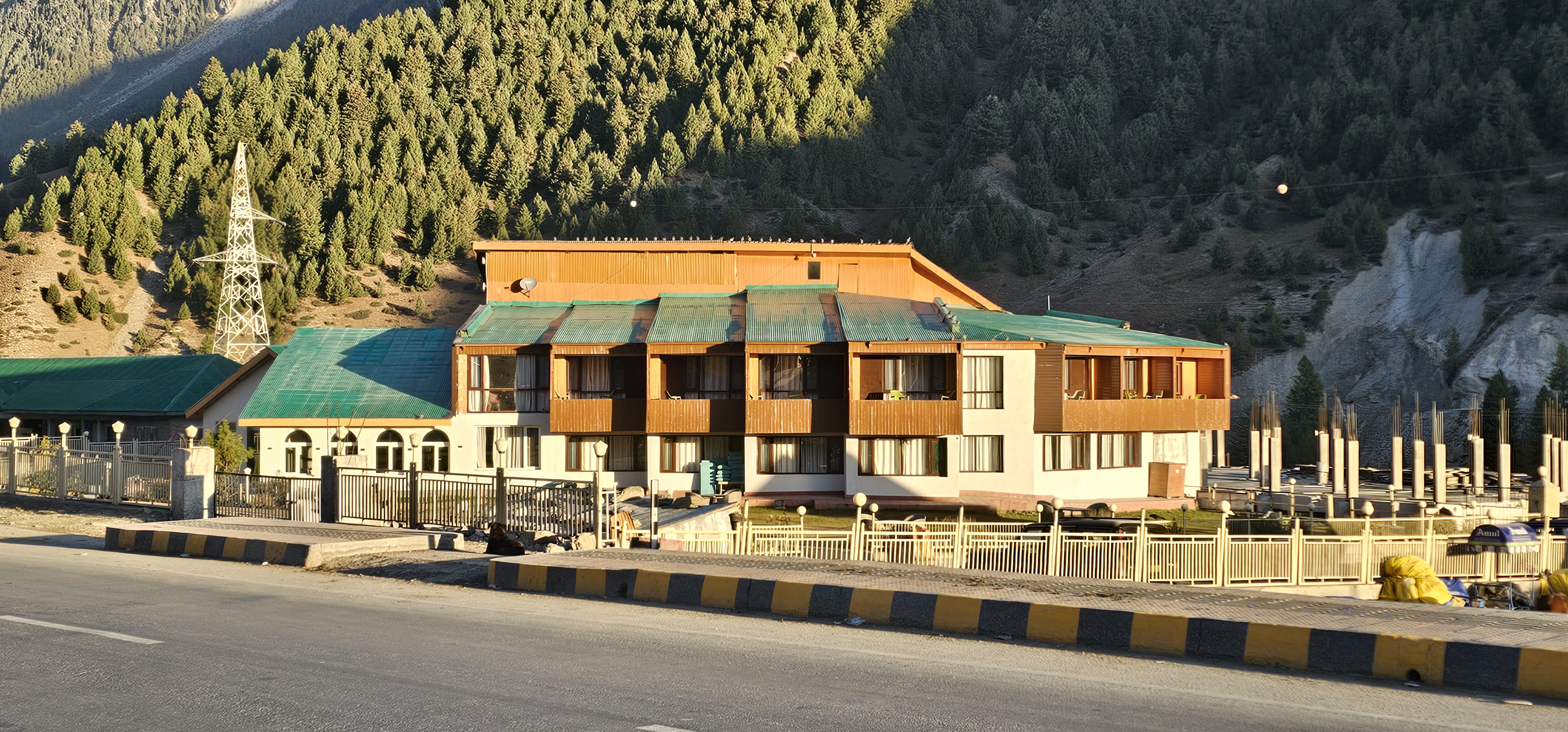 Hotel Sonamarg Glacier Riverside View